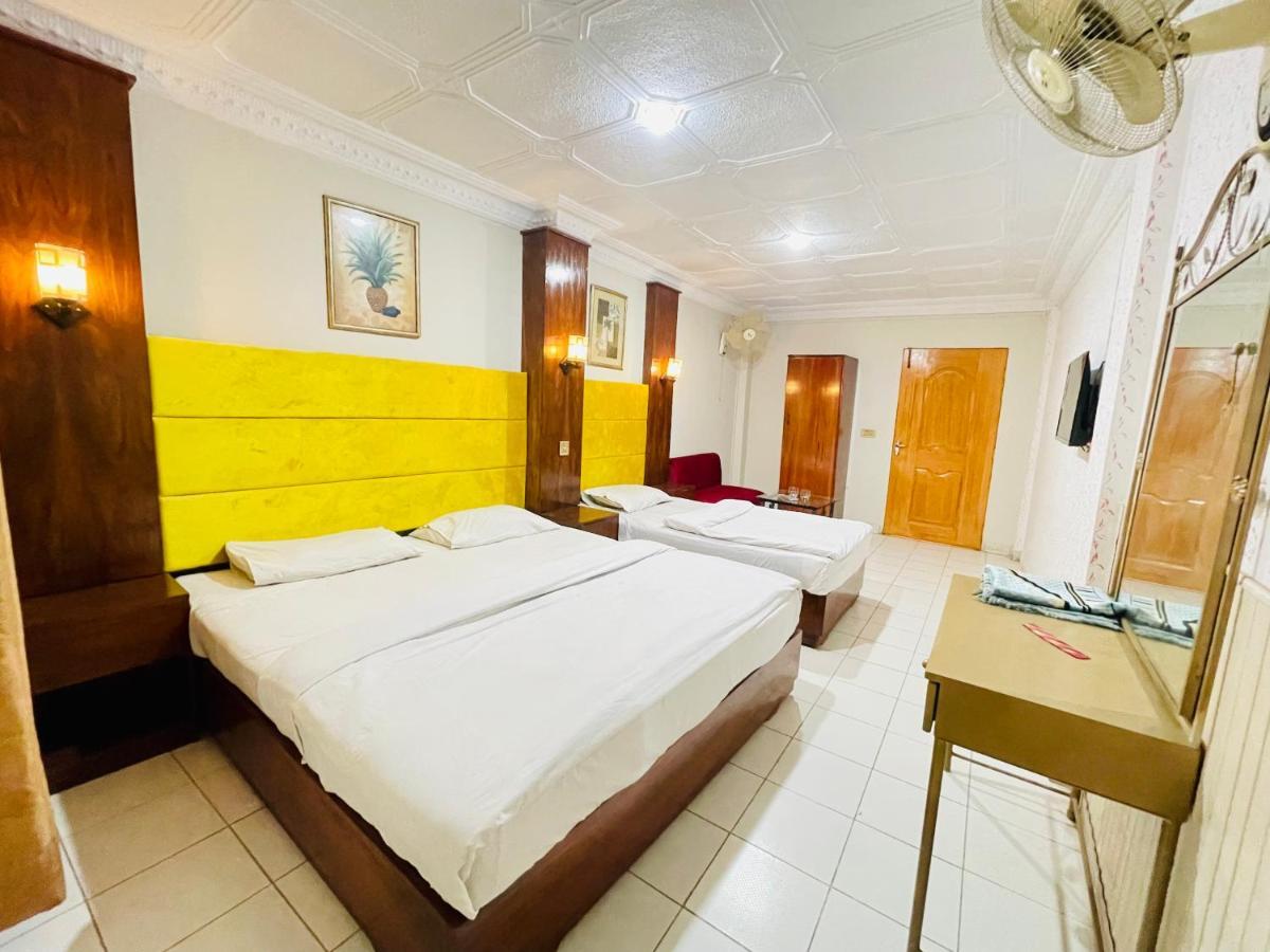Hotel New Mid City Multan Exteriör bild