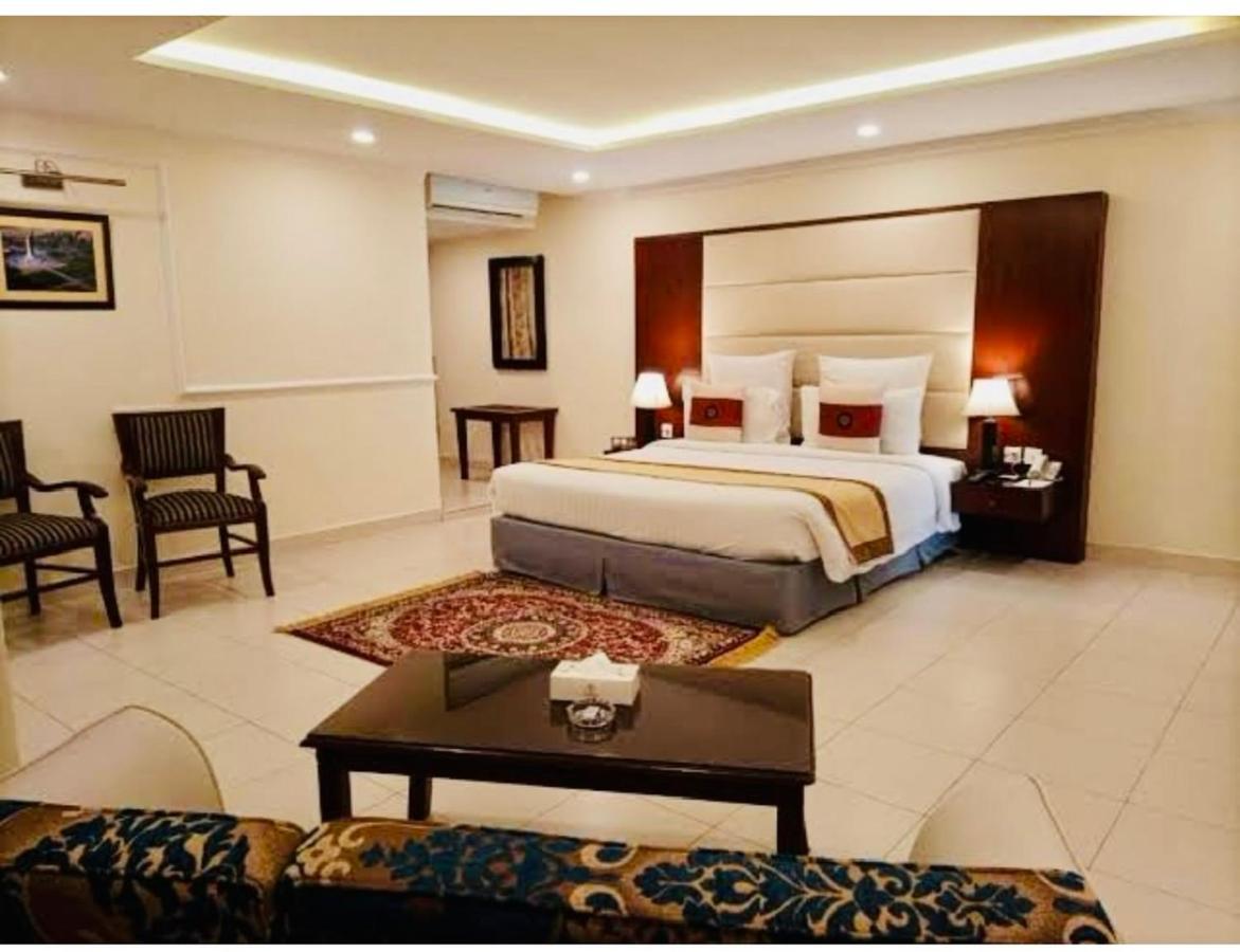 Hotel New Mid City Multan Exteriör bild